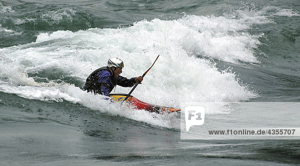 Mann Landschaftlich schön landschaftlich reizvoll Kajak Gezeiten Süden Grauen Langeweile Windsurfing surfen Wasserwelle Welle