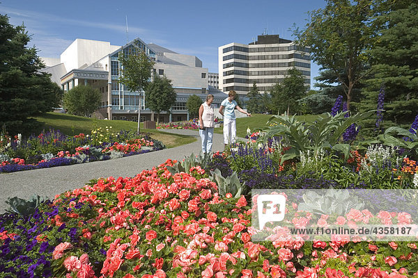 Menschen @ Anchorage Center für Darstellende Kunst SC AK Sommer w/Blumenbeeten