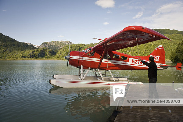 Sommer Vorbereitung verlassen Mensch See Fluss Dock Lodge Landhaus groß großes großer große großen Süden Mount Redoubt Alaska Wasserflugzeug Alaska Bucht Biber
