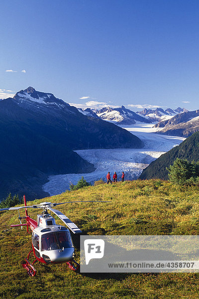 Touristen genießen Sie Blick auf Mendenhall-Gletscher von Thunder Mtn auf Helikopter Rundflug Reise SE Alaska