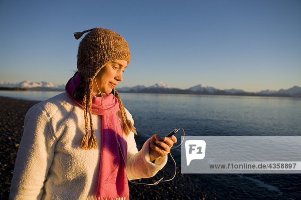 Frau Winter zuhören Strand MP3-Player MP3 Spieler MP3 Player MP3-Spieler Kenai-Fjords-Nationalpark Bucht Ipod Kenai-Halbinsel