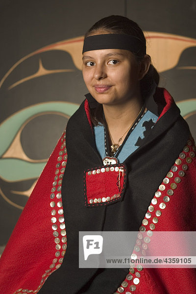 Porträt von weiblichen Sitka Tlingit Tänzerin SE Sitka AK-Sommer