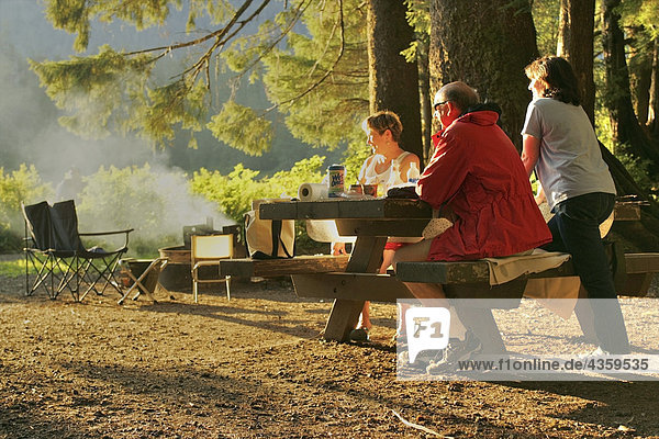 Besucher genießen ein Picknick im Ward See in der Nähe Ketchikan  Alaska im Sommer
