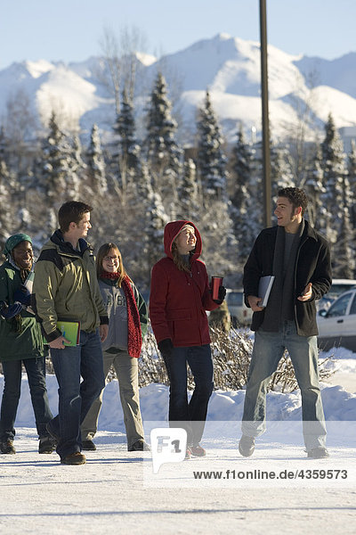 Studenten @ Univ von AK Anchorage zu Fuß zu Klasse verschwommen Effekt