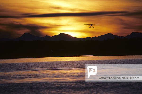 Floatplane Flying @ Sunset Alaska