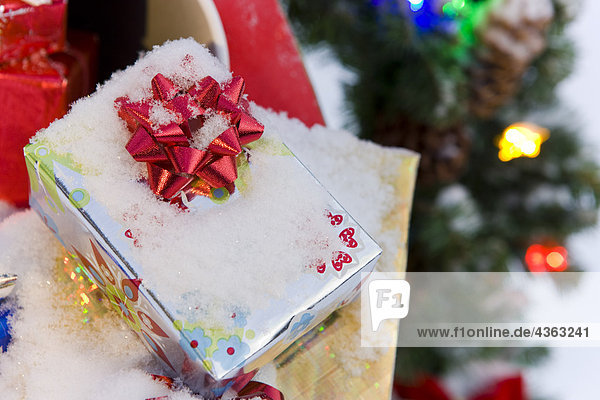Detail des Postfachs für Weihnachten  geschmackvoll präsentiert verschütten vor  winter  Fairbanks  Alaska.