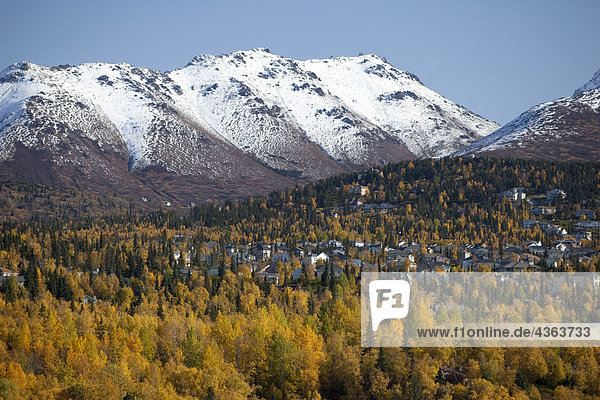 Landschaftlich schön landschaftlich reizvoll Berg Hügel Schneedecke Hintergrund Herbst Nachbarschaft Ansicht