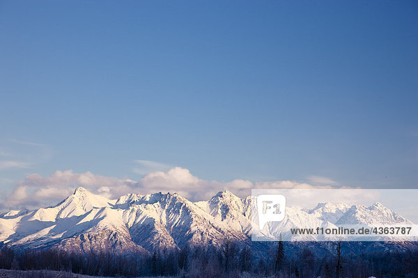 Szenische Ansicht der Chugach Mountains östlich von Palmer während des Winters in South Central Alaska