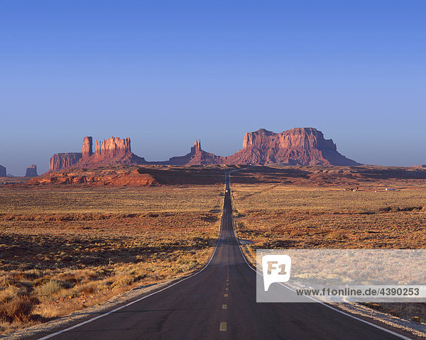 Monument Valley  USA  Utah  Strasse  Weg  Auto  Wüste  Landschaft  Berge  Fels  Bildungen  Formationen  Felsen  Erosion  Vereini
