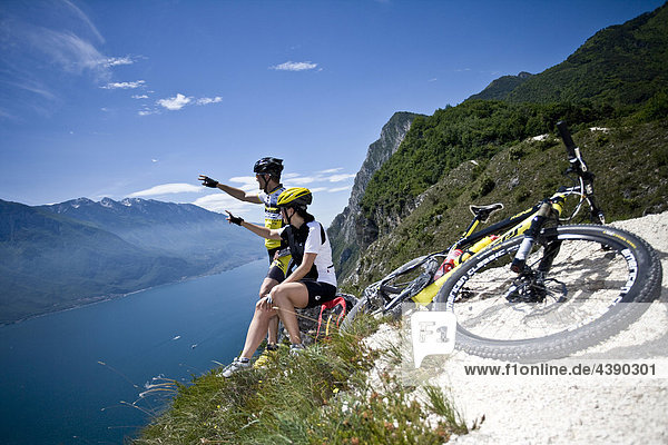 Mountainbiking  Gardasee  Pregasina  Trentino  Italien  Radfahren  Velo  Velofahren  Mann  Tour  Sport  Rast  Pause  Alpen  Frau