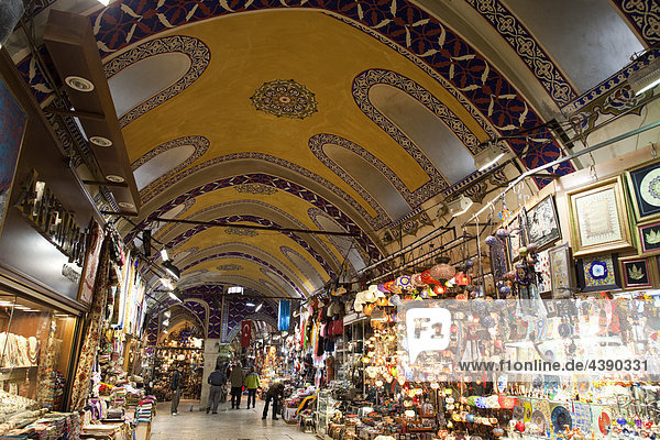Türkei  Istanbul  Sultan Achmed  Grosser Basar  Basar  Basare  Markt  Märkte  Geschäfte  Einkaufen  Strassenszene  innen  Souk