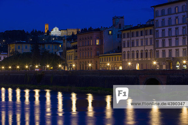 Florenz  Italien  Europa  Toskana  Stadt  Häuser  Fluss  Arno  Dämmerung  Beleuchtung  Spiegelung  Kirche
