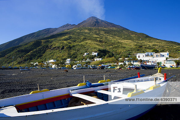 Stromboli  Italien  Europa  Liparische Inseln  Insel  Vulkan  Rauch  Dorf  Häuser  Strand  Boote  Fischerboote