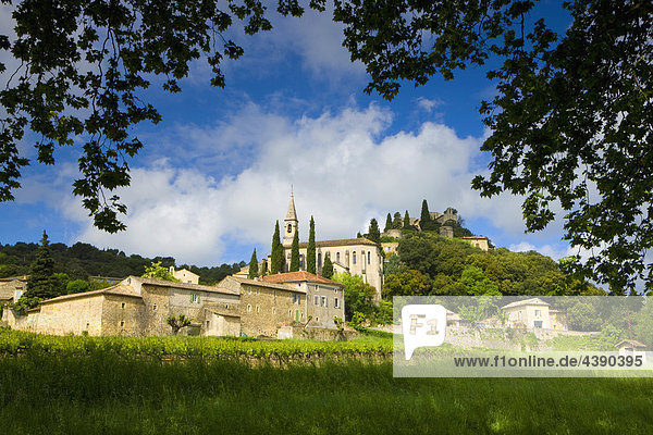 La Roque-sur-Cèze  Frankreich  Europa  Languedoc-Roussillon  Dorf  Häuser  Kirche  Bäume  Wolken