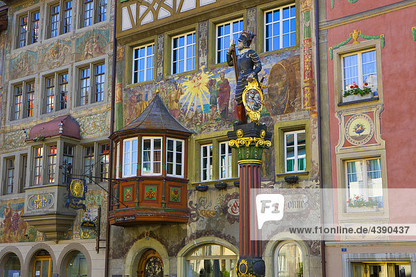 Stein am Rhein  Schweiz  Europa  Kanton Schaffhausen  Kleinstadt  Altstadt  Mittelalter  Häuser  bemalte Fassaden  Fenster  Erke