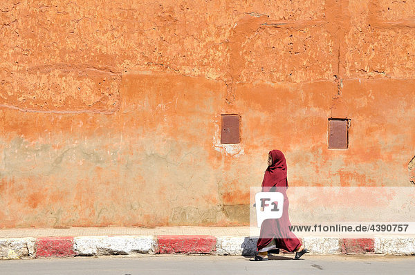 Africa  Morocco  Maghreb  North Africa  Marrakech  woman  wife  covers  red  wall  street  costume  traditionally
