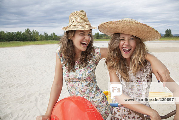 Lächelnde Frauen mit Spaß am Strand