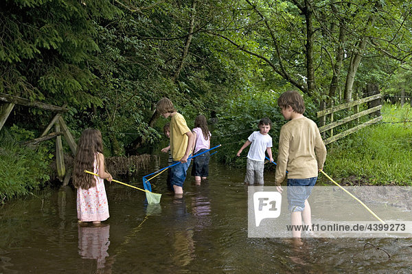 Kinder fischen im Fluss