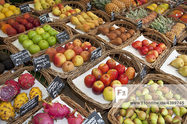 Verschiedene Früchte auf dem Markt präsentiert