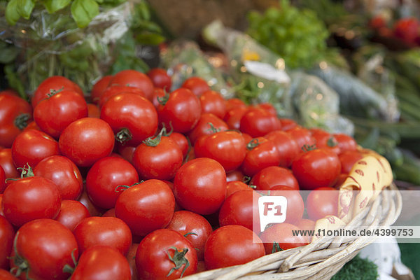 Ein Korb voller Tomaten auf dem Markt.