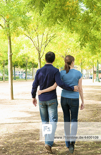 Romantischer Paarspaziergang durch den Pariser Park