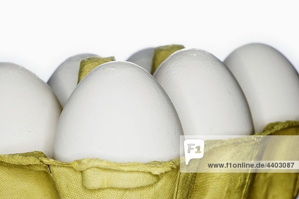 Weiße Eier in einer Eierschachtel