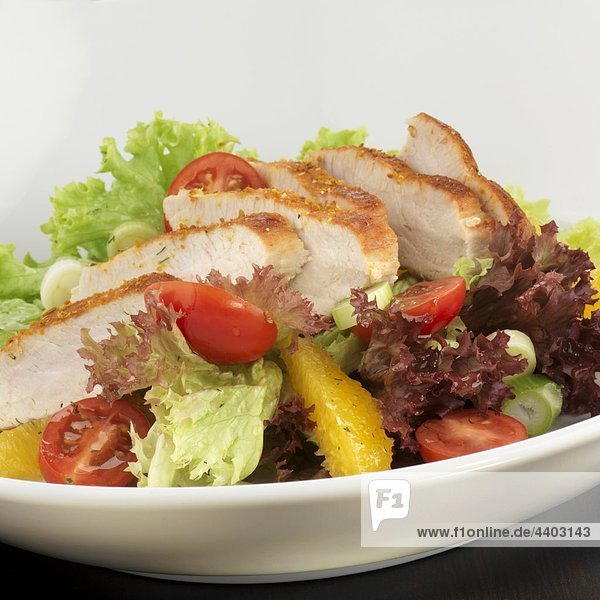 Teller mit Salat mit geschnittenen Türkei