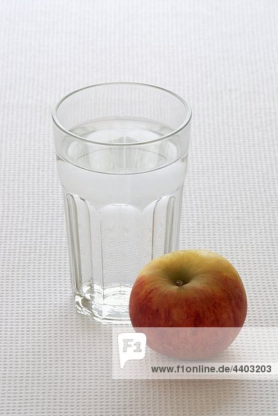 Ein Glas Wasser und einen Apfel