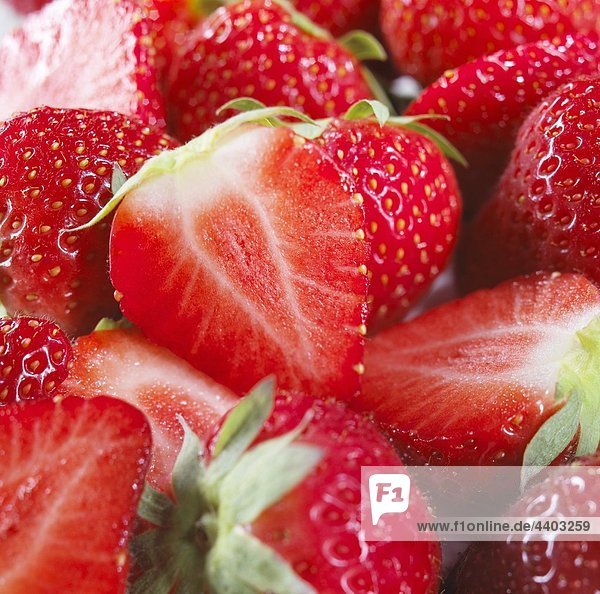 Halbierte Erdbeeren (Nahaufnahme)