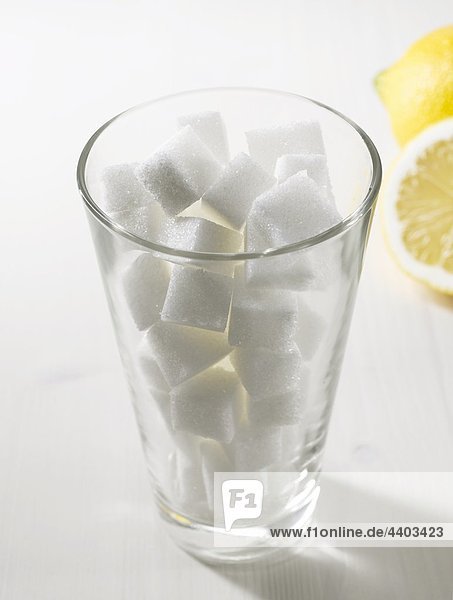 Sugar Cubes in Tumbler  Zitronen im Hintergrund