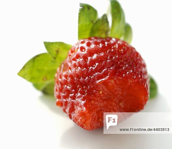 Eine Erdbeere mit einem Biss genommen