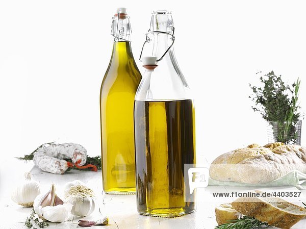 Olivenöl  Knoblauch  Salami  Kräutern und ciabatta