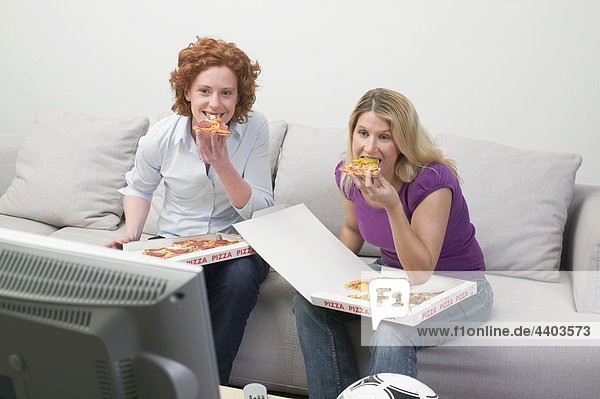 Freundschaft sehen Fernsehen 2 Pizza essen essend isst