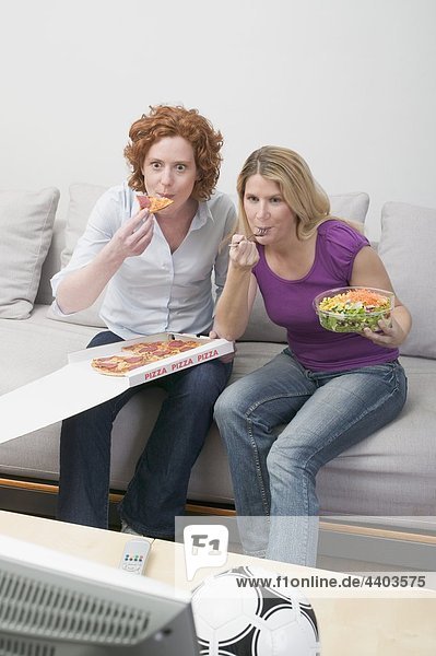 Freundschaft sehen Salat Fernsehen 2 Pizza essen essend isst