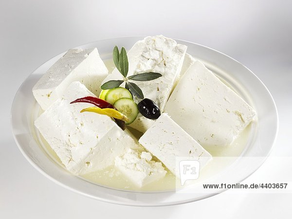 Mehrere Stücke von Feta-Käse in Salzlake