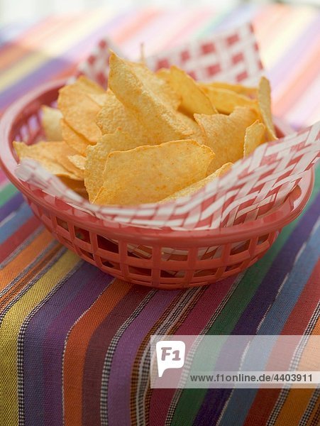 Tortilla-chips in einem Kunststoffkorb