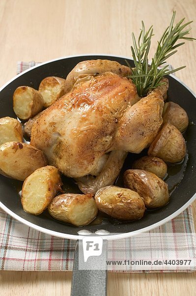 Huhn mit Röstkartoffeln in einer Pfanne