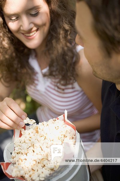 Paar Essen Popcorn in ein Picknick