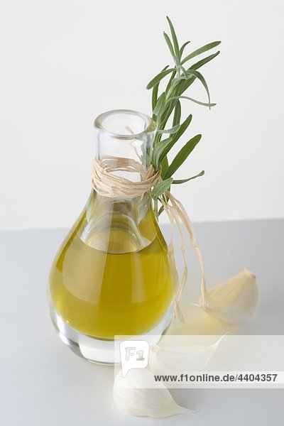 Olivenöl in Karaffe  Knoblauch und frischer Rosmarin