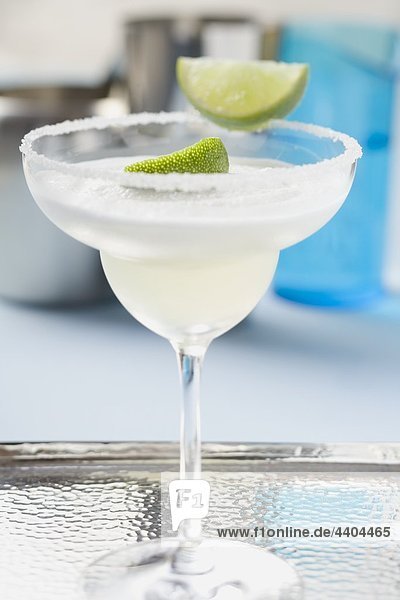 Margarita mit Kalk Keile in ein Glas mit gesalzenem Rand