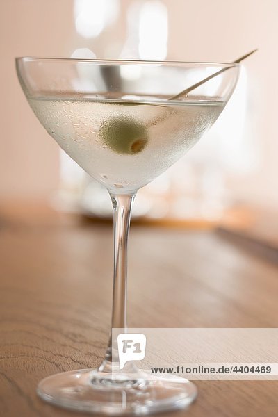 Martini mit Olive auf cocktail-stick