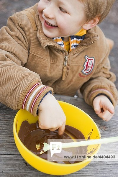 Kind Verkostung Schokoladensauce von bowl