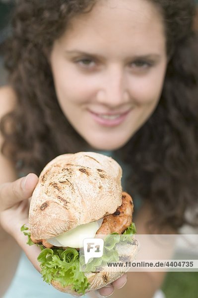 Frau hält Chicken burger