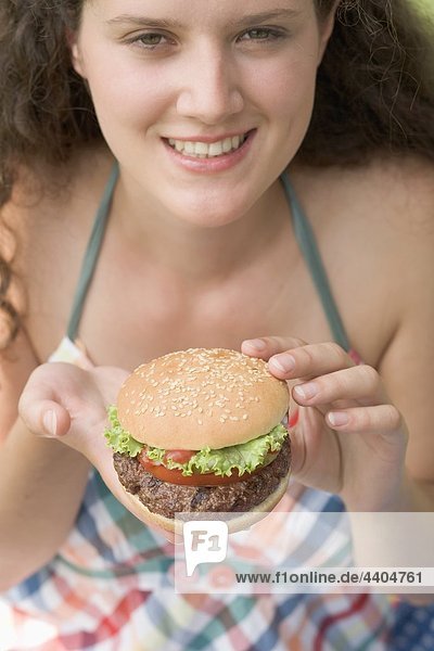 Frau hält hamburger
