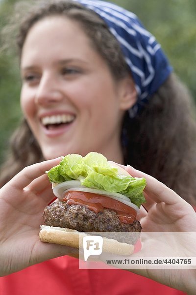 Frau hält großen hamburger