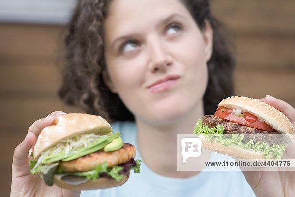 Frau mit zwei verschiedenen Burger