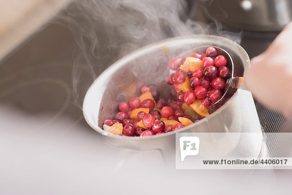 Die Cranberry-Sauce: Kochen  Preiselbeeren und Orangen