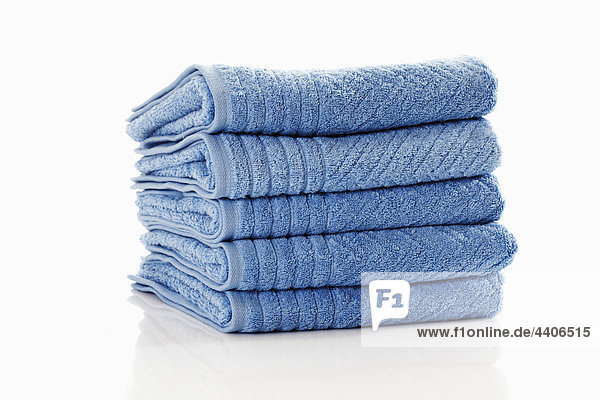 Stapel blauer Handtücher auf weißem Hintergrund