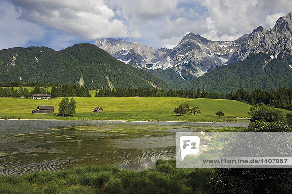 Deutschland  Bayern  Schmalsee mit Karwendelgebirge im Hintergrund