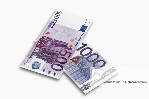 500 Und 1000 Euro Scheine Auf Weissem Hintergrund Nahaufnahme